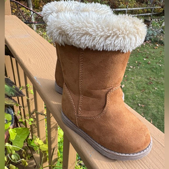 Cat & Jack Tan Girls Boots with Cream Fur Trim - Picture 3 of 11